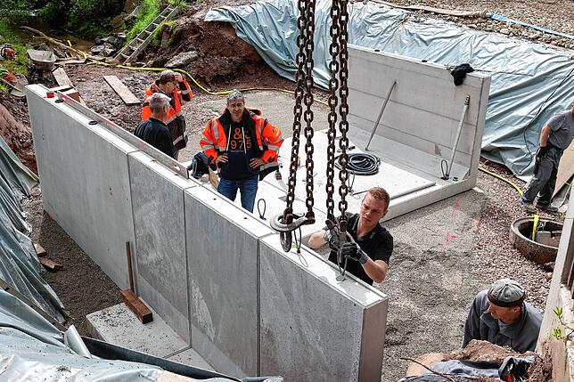 Präzise werden die Elemente der neuen Kapfbrücke zusammengesetzt.