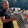Zirkus-Inhaber Andre Kaiser krault eines seiner Zebras. Währenddessen setzt sich die Tierschutzorganisation Peta gegen den Einsatz von ...
