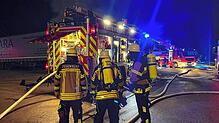 Großbrand in der Wehrer Kreuzmatt: Die Feuerwehr hat den Brand bei einer Autoverwertung im Gewerbegebiet im Wehrer Süden unter Kontrolle.