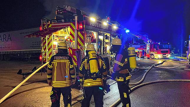 Großbrand in der Wehrer Kreuzmatt: Die Feuerwehr hat den Brand bei einer Autoverwertung im Gewerbegebiet im Wehrer Süden unter Kontrolle.