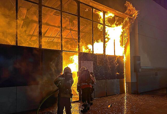 Flammen schlagen aus dem Fenster.