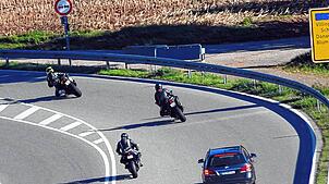 Der Randenaufstieg der B314 (Archivbild) ist bei Motorradfahrern wegen der kurvenreichen Bergstrecke sehr beliebt. Raser haben sie in ...