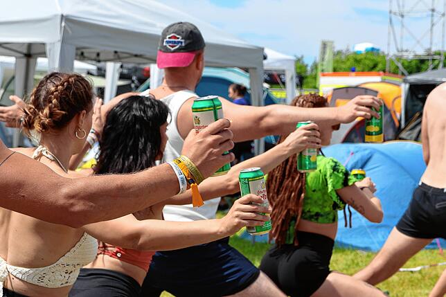 Bild 11: Bier-Yoga und Pfandflaschen-Party beim Southside 2025: Das sind die besten Bilder vom Samstagvormittag