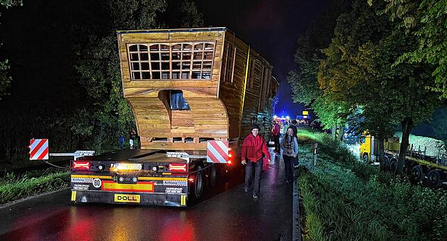 Ein aufwändiger Transport ist nötig, um das 25 Meter lange Schiff an seinen Bestimmungsort zu bringen.