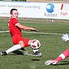 Hier spritzt der Mikroplastik: Im Bild Fabian Zumkeller gegen Vladimir Lazarov im Spiel FC Rot-Weiß Weilheim gegen SV Weil II in der ...
