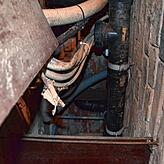 Hier ist der Fallschacht der Latrine von innen zu sehen. Über die niedrige Tür im Prälaturkeller kommt man dort hin. „Heute sind ...