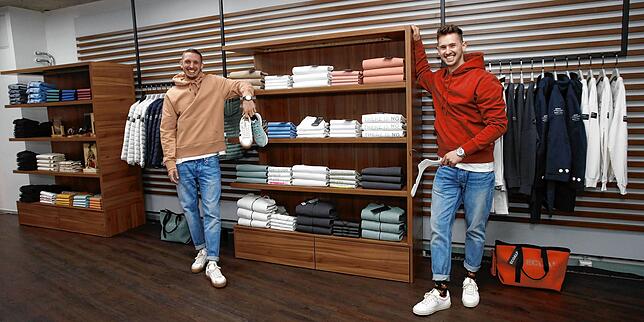 So modisch und stylisch kann nachhaltig produzierte Kleidung sein: Mit ihrem Elossa-Store wollen die jungen Unternehmer Jonathan (links) ...