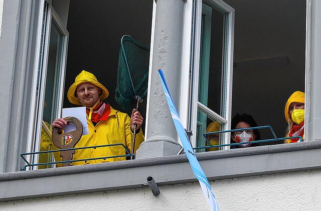 Bild 2: Ein bisschen Fasnacht geht doch: Szenen vom Marktplatz in Radolfzell