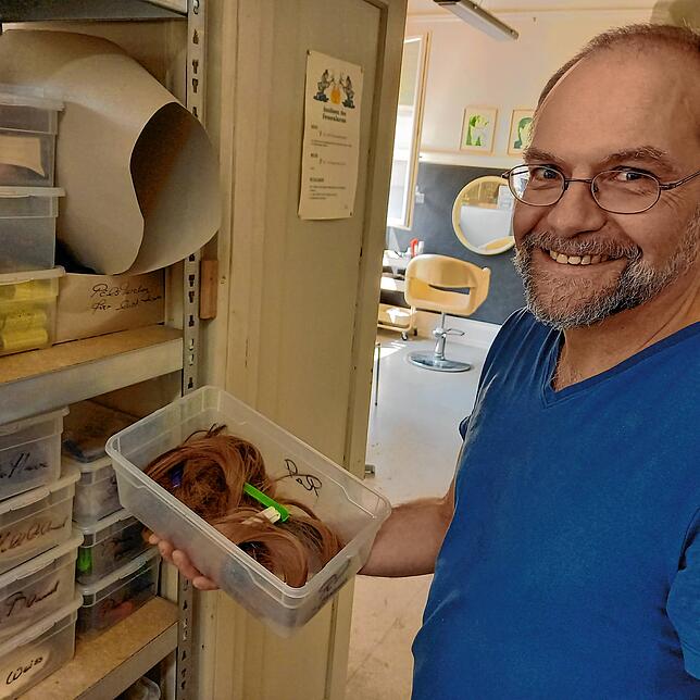 Marcel Nyffenegger gibt Einblick in seine Haar-Sammlung. Das synthetische Material kommt aus Deutschland.