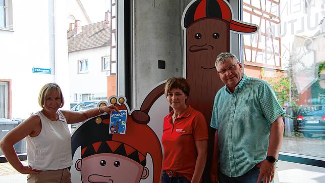 Gabriele Gietz von der Stadtbücherei (links), Christina Kästle von der Tourist Information (Mitte) und Stadtjugendpfleger Frank Dei ...