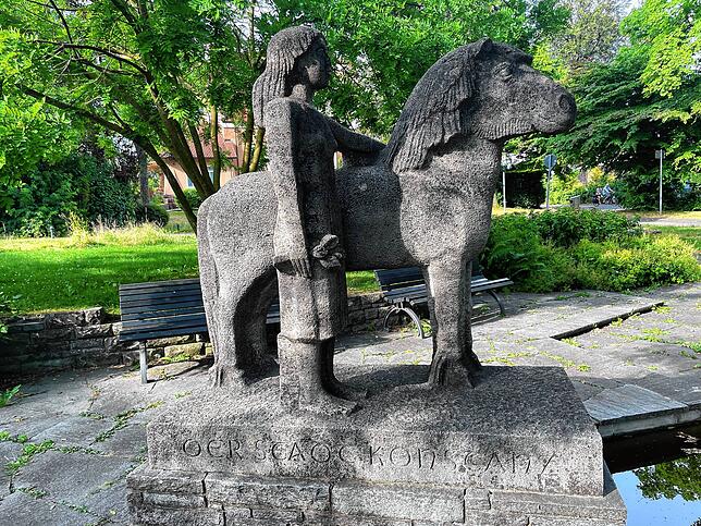 Dieses Pferd steht seit vielen Jahren bewegungslos in Konstanz. Seit den 1950er-Jahren hat die Figur ihre Heimat in Konstanz. Aber wo?