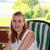 Corina Ewadinger auf ihrem Balkon bei Bad Dürrheim. An guten Tagen schafft sie einen Spaziergang zu den Bäumen im Hintergrund.