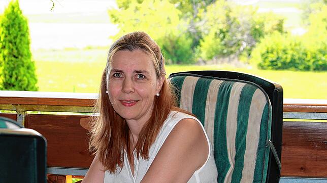 Corina Ewadinger auf ihrem Balkon bei Bad Dürrheim. An guten Tagen schafft sie einen Spaziergang zu den Bäumen im Hintergrund.