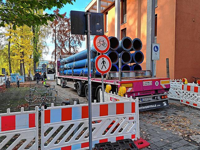 Diese Rohre sollen Abwässer aus dem Hauptsammler oberirdisch in 4,5 Metern Höhe umleiten.
