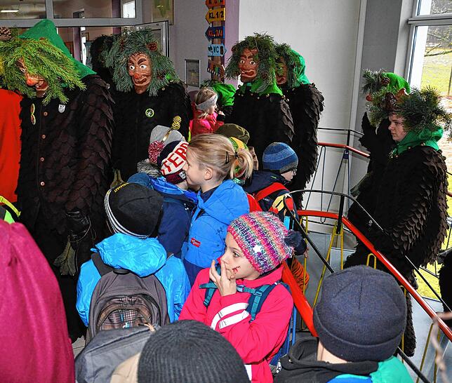 Die Osemali vom Oseberg suchen die Lehrerinnen im ganzen Schulhaus.