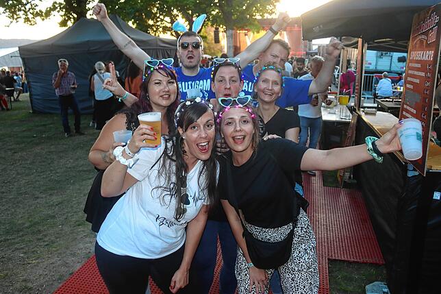 Bild 5: Anita Hofmann und viele andere Schlagerstars: Bilder vom Abschluss des Sound Beach Festivals in Überlingen