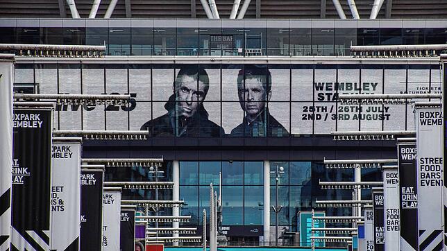 Auf den Bildschirmen im Wembley-Stadion wird für die bevorstehenden Auftritte von Oasis geworben. (Archivbild)