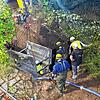 Ein Blick auf die Einsatzstelle: Helfer und Techniker arbeiten auch in der Nacht zum Samstag daran, den massiven Wasserrohrbruch zu ...