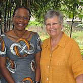 Schulleiterin Lucienne Munono (links) mit Nicole Thieke.