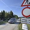 Anwohner befahren berechtigt den Radweg am östlichen Ortseingang von Iznang. Doch der auch durch Baustellen- und Ausweichverkehr ...
