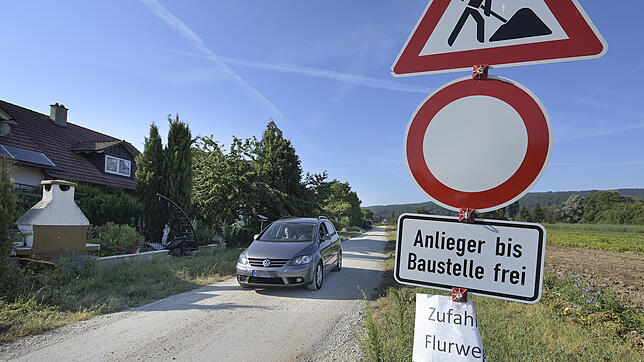 Anwohner befahren berechtigt den Radweg am östlichen Ortseingang von Iznang. Doch der auch durch Baustellen- und Ausweichverkehr ...
