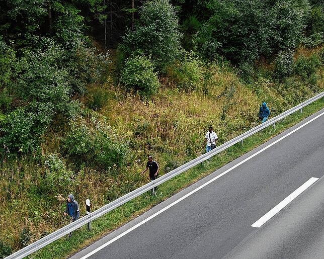 Auch das eine Realität der Autobahn: Flüchtlinge im Sommer 2015 hinter der Leitplanke.