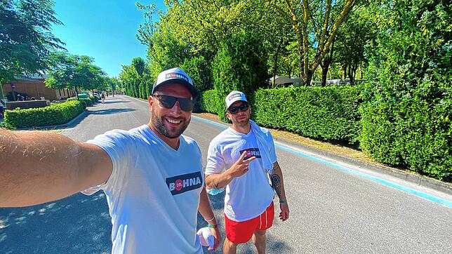 Ihr erster gemeinsame Urlaub wurde vom Fernsehen begleitet: Dennis Lucas (links) und Sascha Bohner waren in Italien campen.