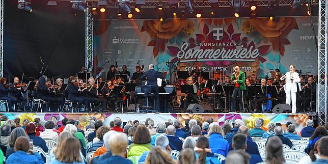 Eine musikalische Zeitreise in die 1980er Jahre unternahm die Südwestdeutsche Philharmonie bei der Sommerwiese im Bodensee-Stadion.