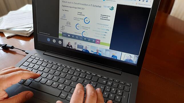 Gerade auch kleinere Unternehmen (Symbolbild) im Schwarzwald-Baar-Kreis müssen sich vor Cyberattacken hüten. Darauf macht jetzt die IHK ...