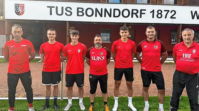 Die Trainer und Neuzugänge beim TuS Bonndorf: (von links) Tobias Lauble (Torwarttrainer), Manuel Müller, Fabian Gutmann, Claudio ...