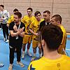 Trainer HSG-Reserve Benjamin Schweda (Mitte) schwört seine Mannschaft im Spiel gegen die SG Ohlsbach Elgersweier ein.