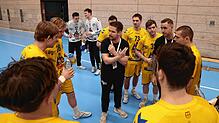 Trainer HSG-Reserve Benjamin Schweda (Mitte) schwört seine Mannschaft im Spiel gegen die SG Ohlsbach Elgersweier ein.