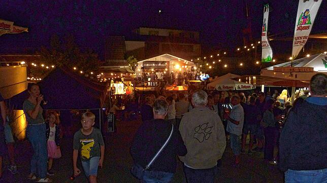 Blick auf Bühne mit der Band Silvermens Friends.