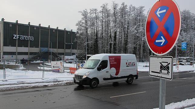Neu aufgestellte Halteverbotsschilder sollen Besuchern der ZF-Arena nun unmissverständlich signalisieren, dass das Parken etwa bei ...