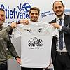 Hochkarätig: Teammanager Antonio Ratto (links) und Sportvorstand Kevin Pabst (rechts) begrüßen den vom FV Lörrach-Brombach gekommenen ...