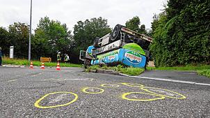 Der umgekippte Anhänger eines Milchlaster liegt neben einer Straße bei Biberach an der Riß.