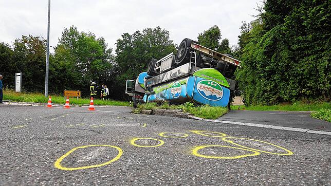 Der umgekippte Anhänger eines Milchlaster liegt neben einer Straße bei Biberach an der Riß.