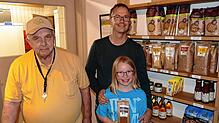 Drei Generationen ein Ziel: Herbert (von links), Wolfram und Martha Wiggert vom Haslachhof in Löffingen setzen sich mit dem Anbau neuer ...