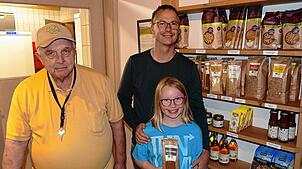 Drei Generationen ein Ziel: Herbert (von links), Wolfram und Martha Wiggert vom Haslachhof in Löffingen setzen sich mit dem Anbau neuer ...