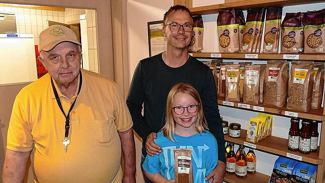 Drei Generationen ein Ziel: Herbert (von links), Wolfram und Martha Wiggert vom Haslachhof in Löffingen setzen sich mit dem Anbau neuer ...