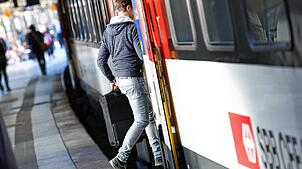 Ein Reisender steigt in einen Zug der Schweizerischen Bundesbahnen. Die SBB planen einen Nachtzug ab Basel nach Kopenhagen und Malmö.