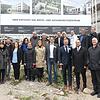Fröhliche Gesichter: Planer, künftige Mieter, Landrat und Oberbürgermeister beim Gruppenbild vor dem Medzentrum.