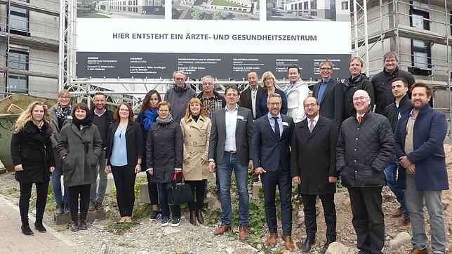 Fröhliche Gesichter: Planer, künftige Mieter, Landrat und Oberbürgermeister beim Gruppenbild vor dem Medzentrum.