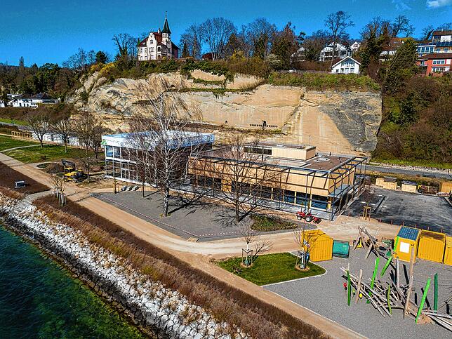Hier soll ein Mittelpunkt entstehen. Das Holzgebäude rechts ist der Landkreispavillon und links, der temporäre Bau mit dem weißen Dach, ...