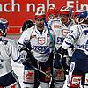 Die Schwenninger Spieler bejubeln eines ihrer beiden Tore beim Auswärtssieg in Krefeld. Dank des 2:1 sind die Schwarzwälder zurück auf ...