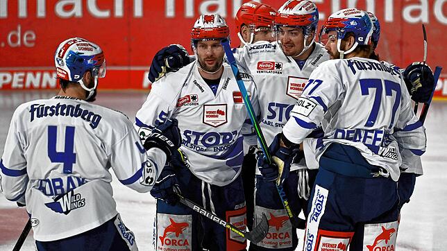 Die Schwenninger Spieler bejubeln eines ihrer beiden Tore beim Auswärtssieg in Krefeld. Dank des 2:1 sind die Schwarzwälder zurück auf ...