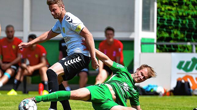 Unter Druck: Kapitän Jeremy Stangl (links) und der FSV Rheinfelden benötigen am Samstag in der Partie gegen den FSV RW Stegen unbedingt ...