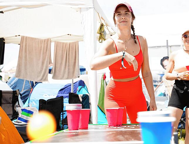 Sabrina Schmid (26) aus Straubing spielt mit ihren Freunden eine Runde Bierpong.