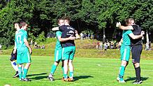 Geschafft: Die Spieler der SG Riedöschingen/Hondingen liegen sich nach dem erfolgreichen Aufstiegsduell gegen den FC Schönwald glücklich ...