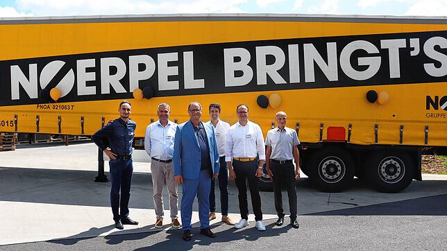 Die Noerpel-Gruppe feiert die offizielle Eröffnung ihres neu errichteten Speditionsterminals. Mit dabei (von links): Philipp Hilsenbeck ...
